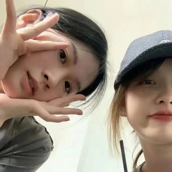泳池里的女人